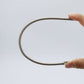 Herramienta multifuncional plegable con cordón elástico para enhebrar