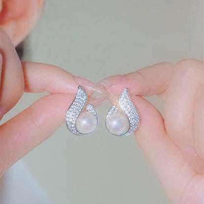 Elegantes pendientes de perla simulada y strass
