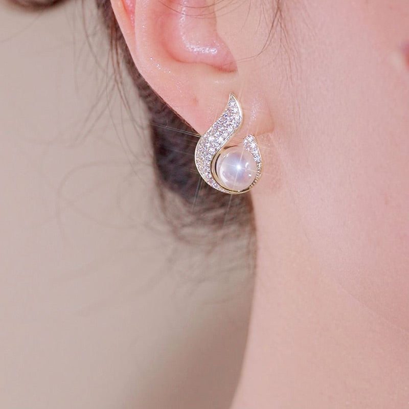 Elegantes pendientes de perla simulada y strass