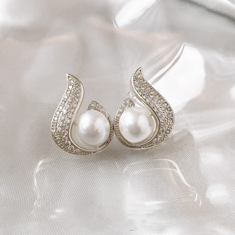 Elegantes pendientes de perla simulada y strass