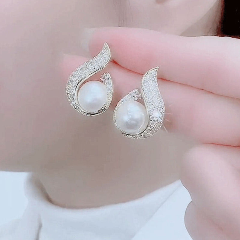 Elegantes pendientes de perla simulada y strass