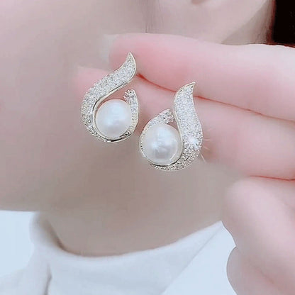 Elegantes pendientes de perla simulada y strass